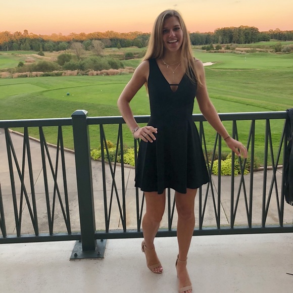 Hi I’m Alyssa! 🖤 Posh Ambassador 🖤 - Picture 9 of 11